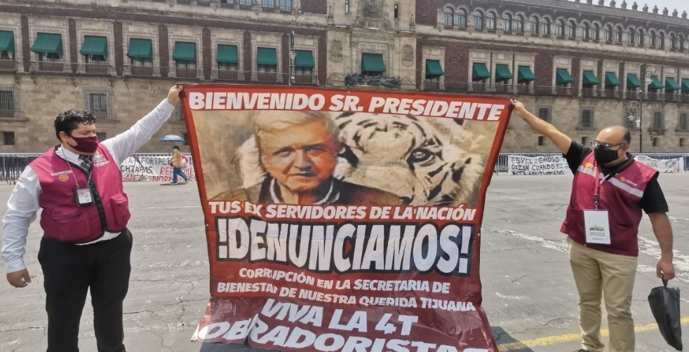 Servidores de la Nación se manifiestan frente a Palacio Nacional; acusan corrupción en la Secretaría del Bienestar