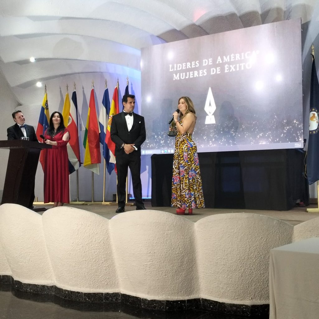 Premios LIDERES DE AMERICA en Club Naval Militar Norte donde reconocieron a la mujer exitosa en varios ámbitos profesionales .